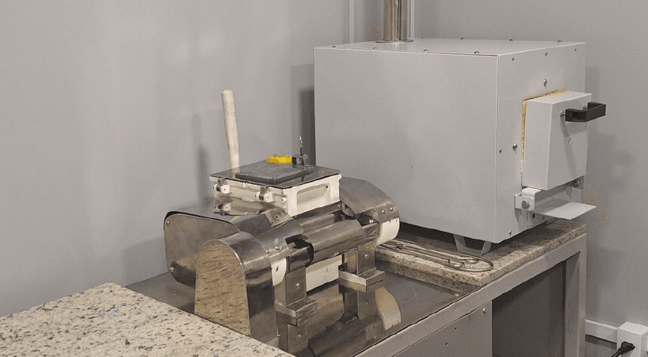 Equipamento de laboratório usado na análise da goma base