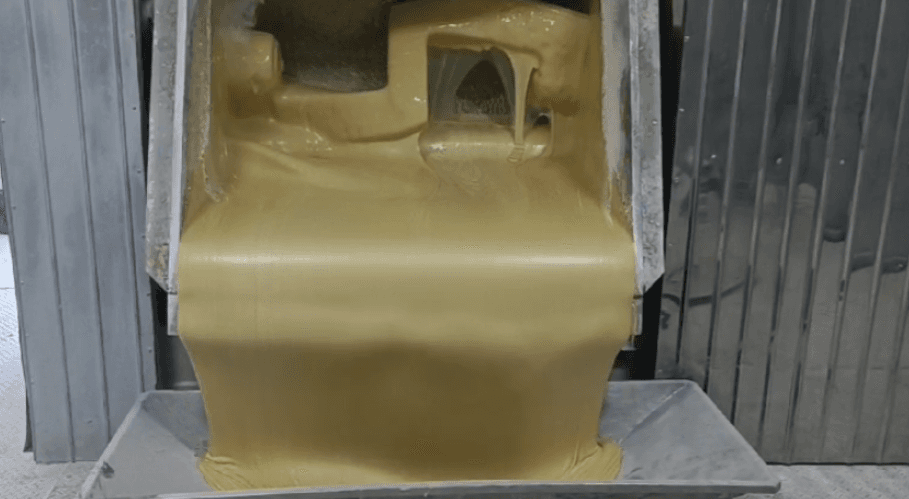 Goma base PinusGum recém-produzida, ainda quente, saindo da linha de produção